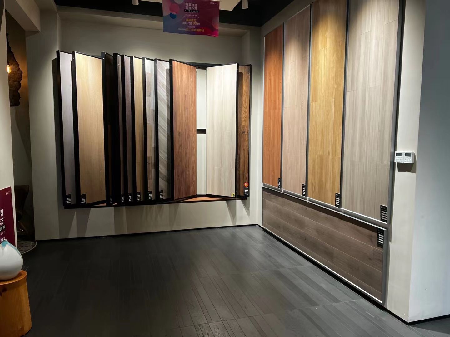 The top slot holds small samples